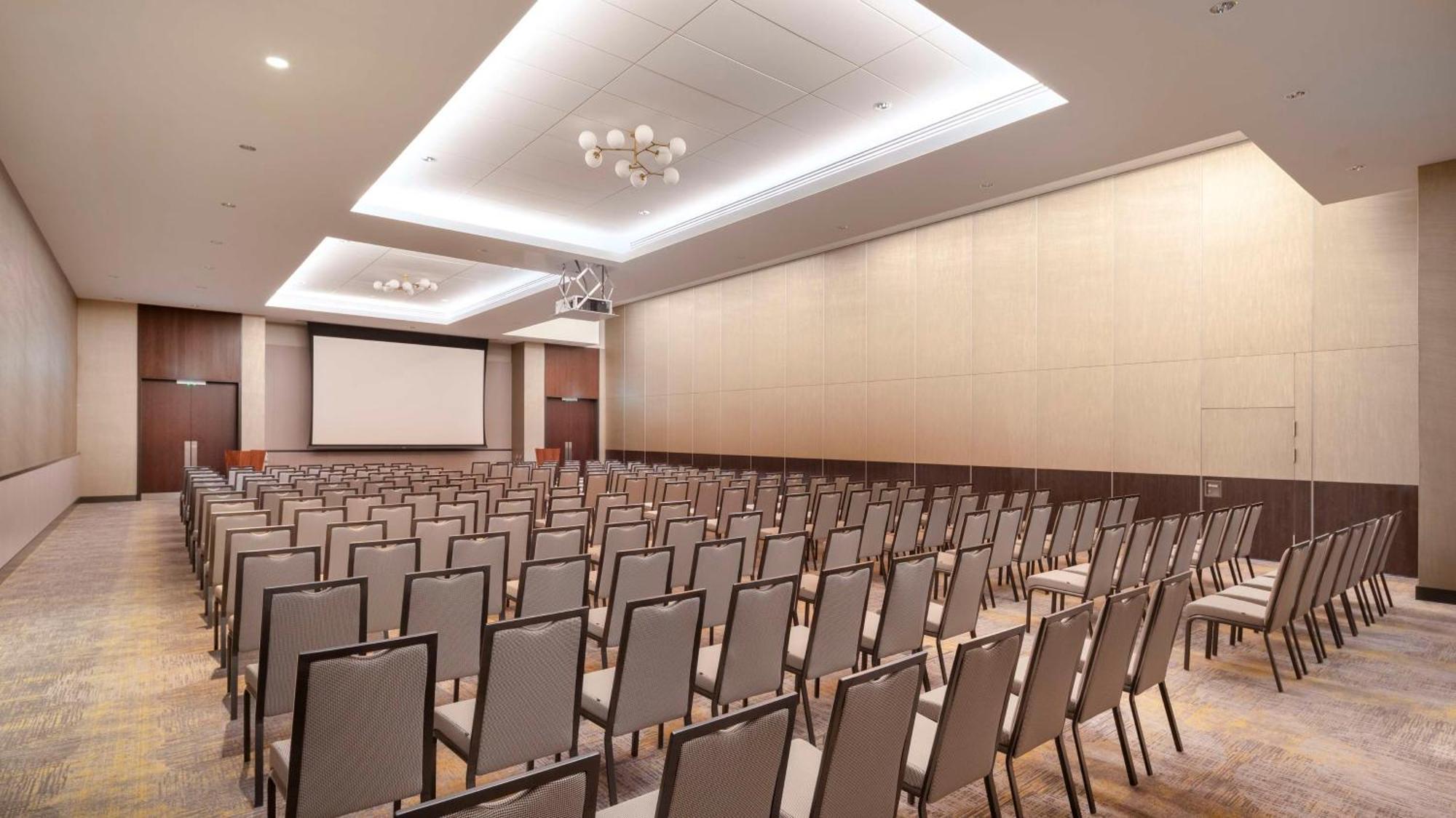 ホテル Hilton ウォーキング エクステリア 写真