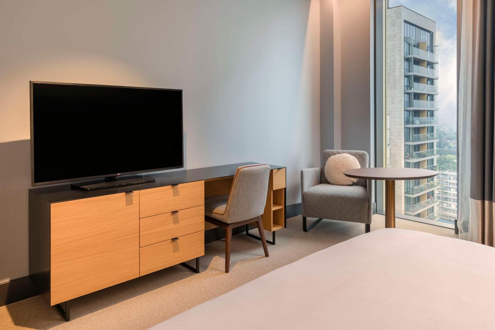 ホテル Hilton ウォーキング エクステリア 写真