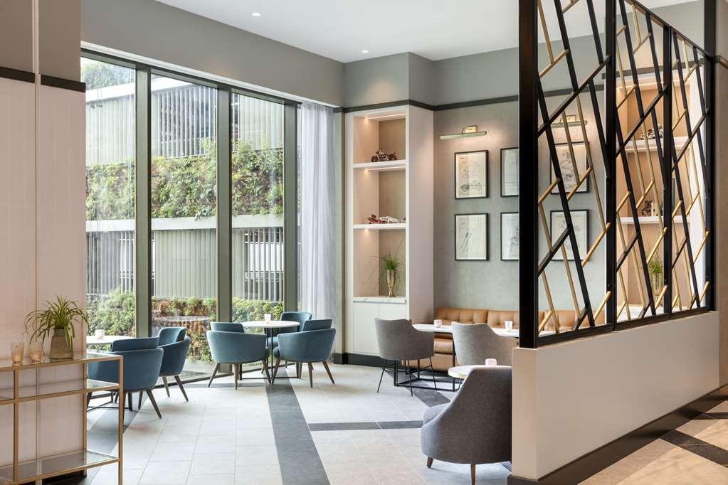 ホテル Hilton ウォーキング レストラン 写真